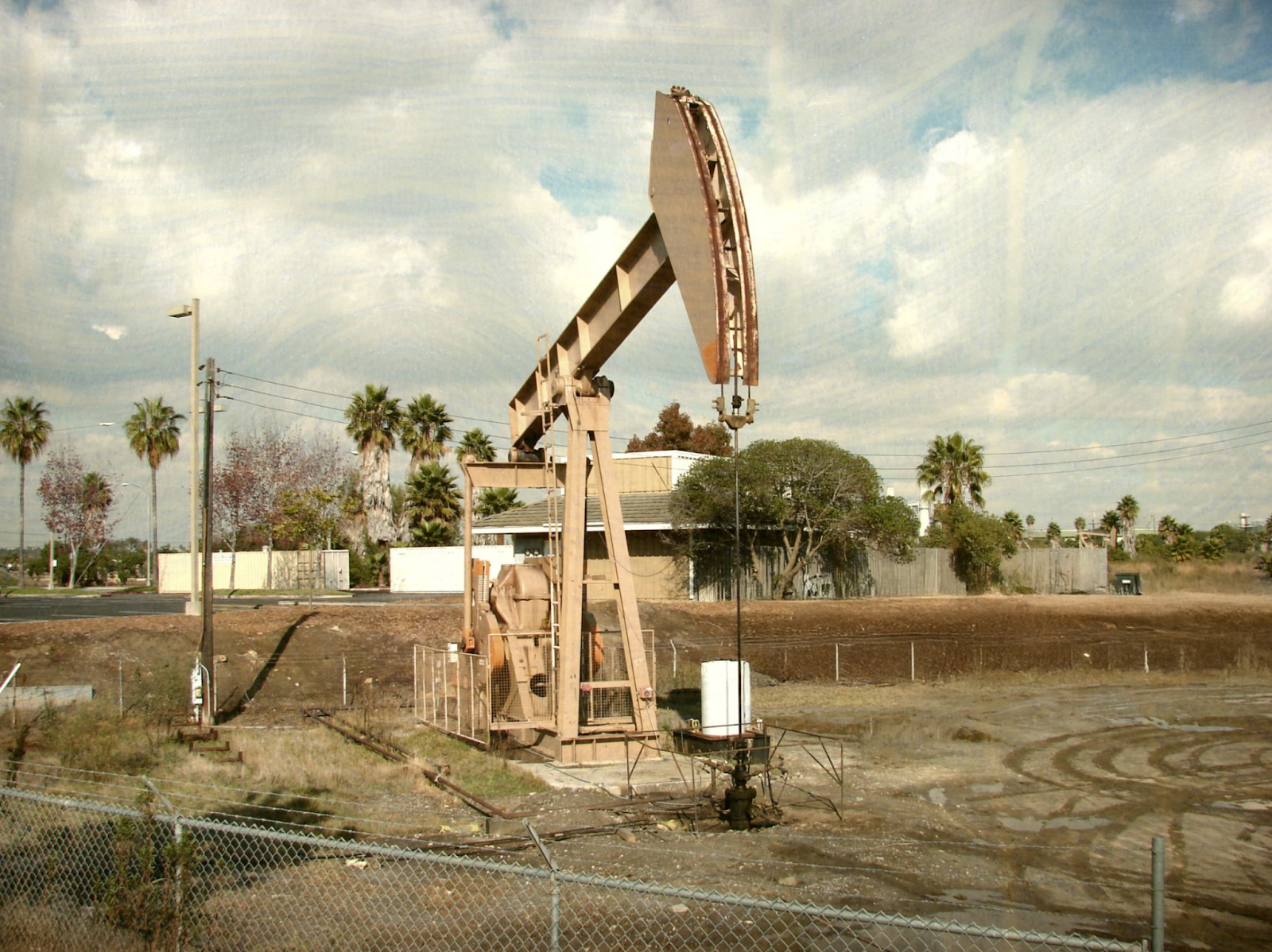 Oil pump jack in field highlighting the shift to aluminum for lighter, fuel-efficient vehicles – Golden Aluminum.