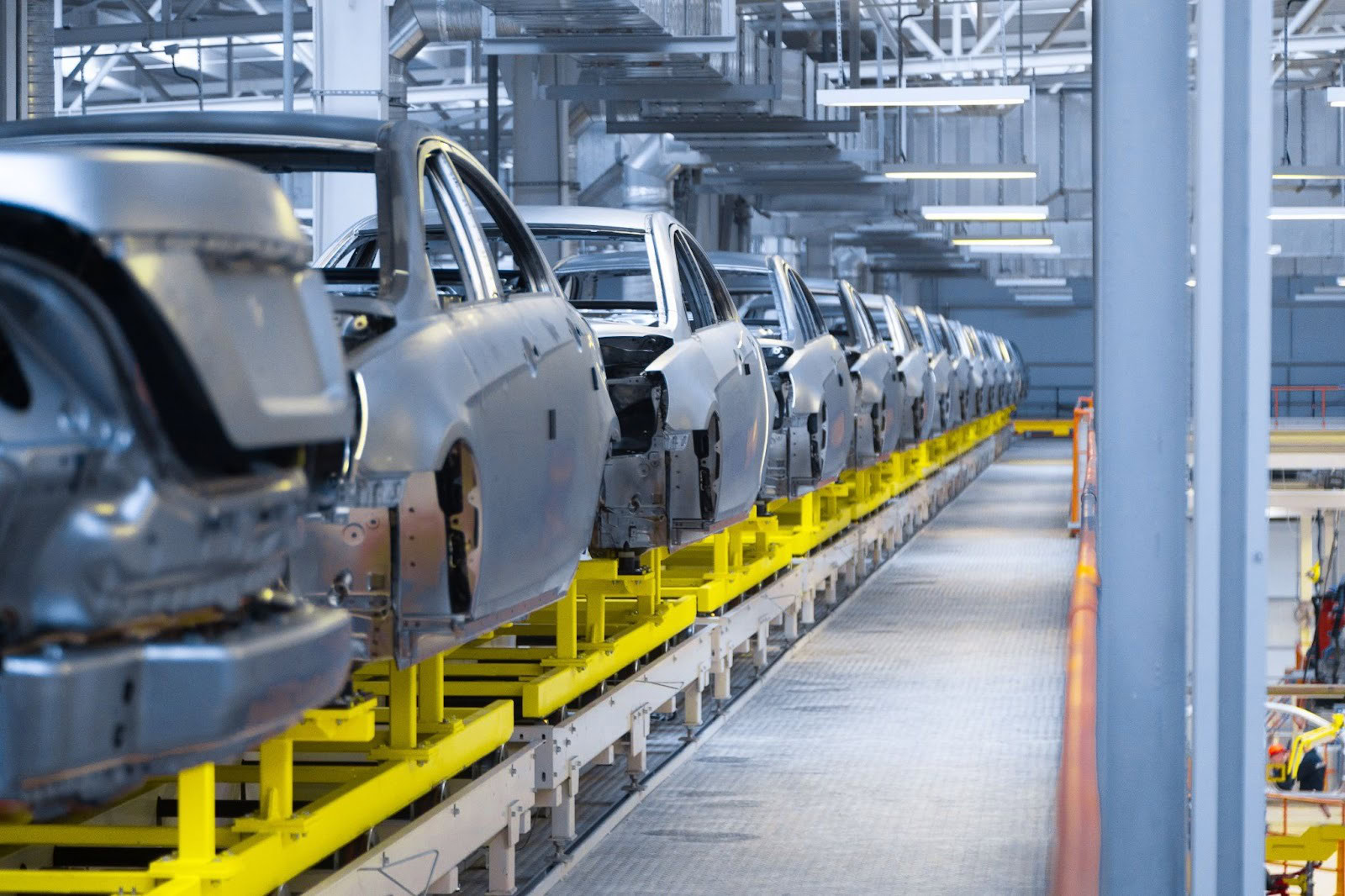 Aluminum car bodies on an assembly line in an automotive manufacturing plant, showing aluminum’s role in lightweight vehicle production.